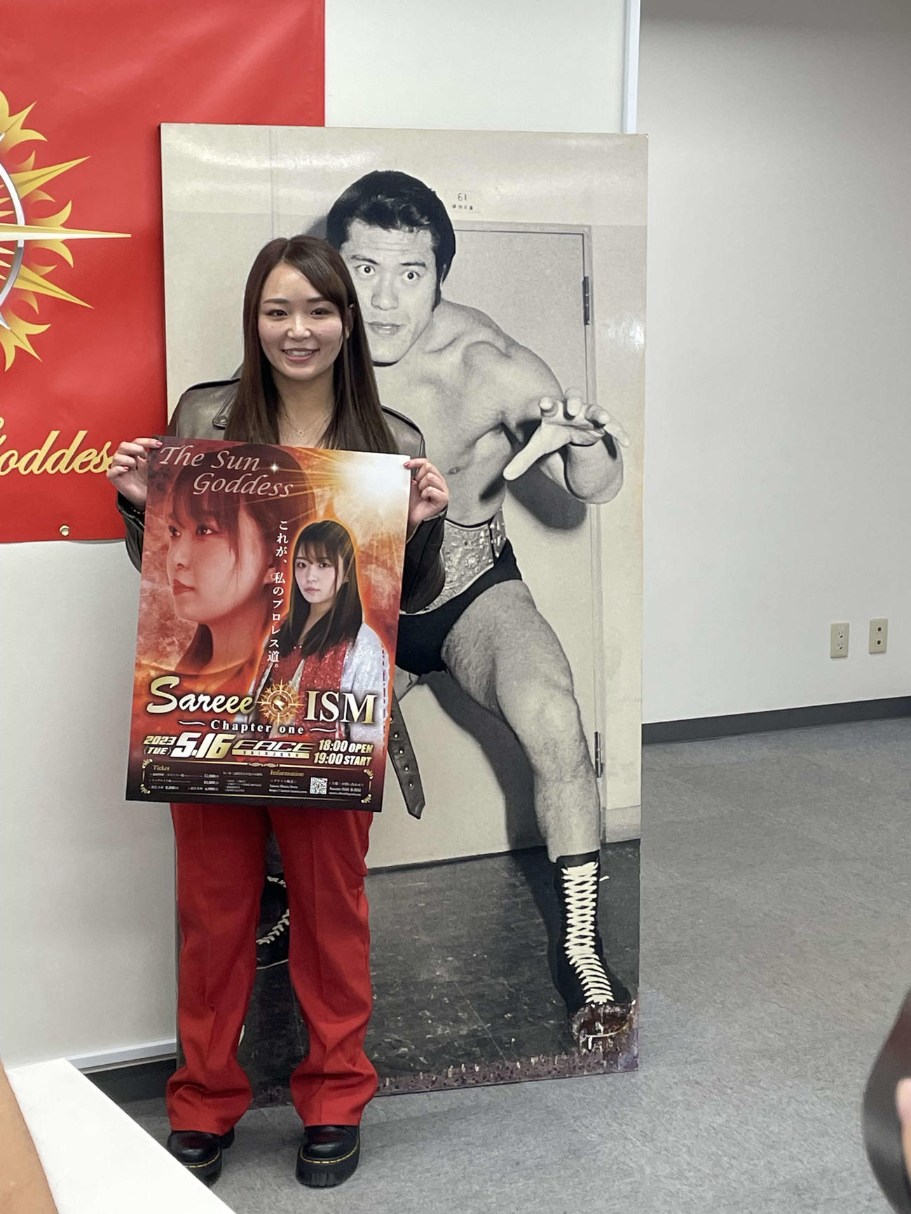 WWEとの契約が円満終了し、5月16日の日本復帰戦へ向けて記者会見に臨み、故アントニオ猪木の写真と記念撮影に応じるプロレスラーSareee