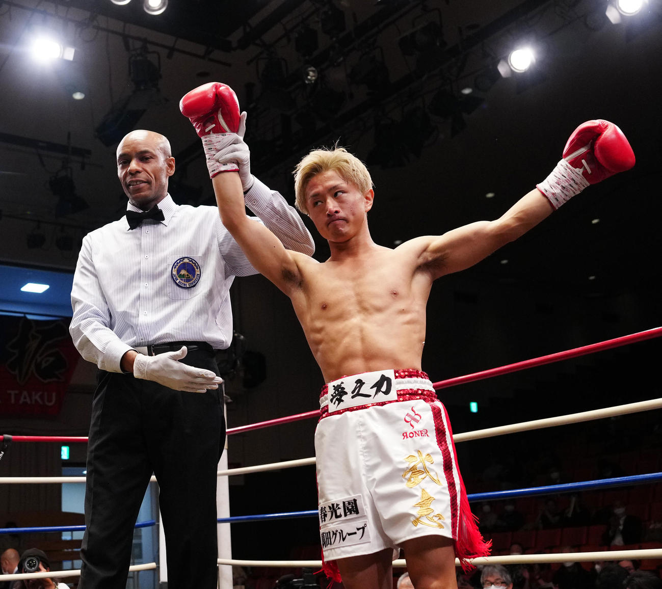 1回TKO勝ちした石井（右）（撮影・江口和貴）