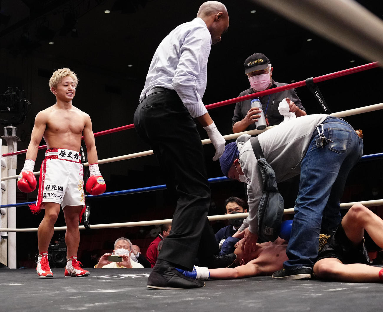 1回、リエンピス（右下）にTKO勝ちした石井（撮影・江口和貴）