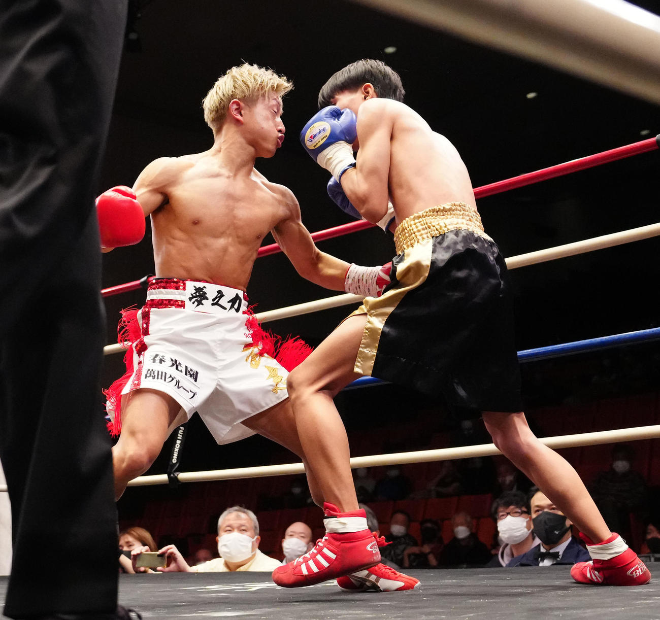 1回、リエンピス（右）にパンチを放つ石井（撮影・江口和貴）