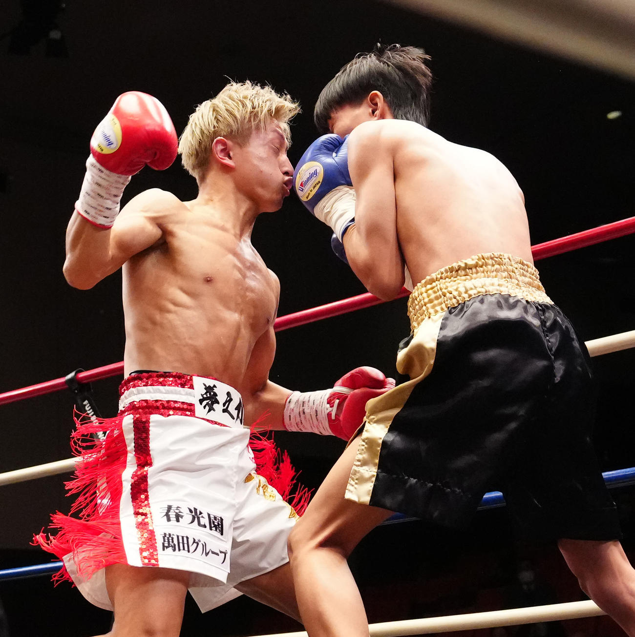 1回、リエンピス（右）にパンチを放つ石井（撮影・江口和貴）