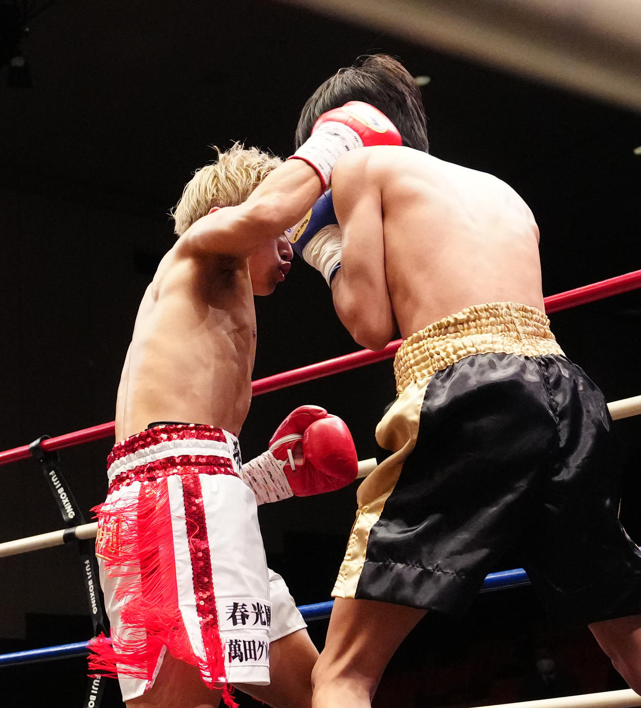1回、リエンピス（右）にパンチを放つ石井（撮影・江口和貴）
