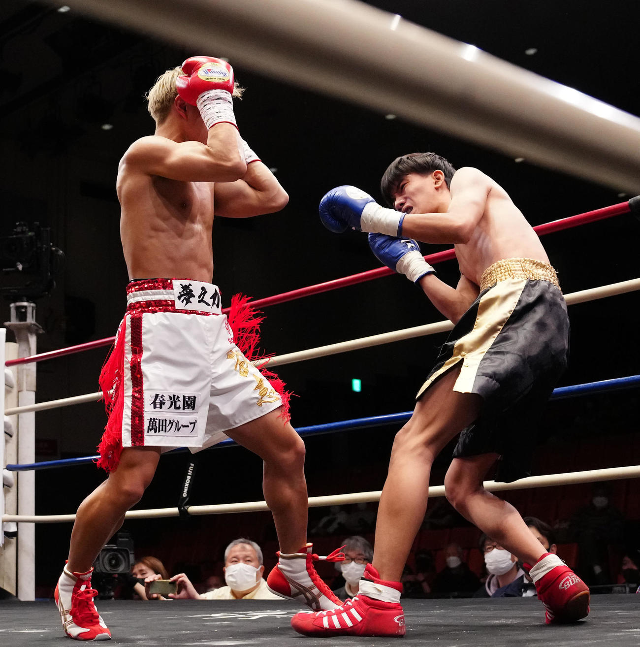 1回、リエンピス（右）にパンチを放ち、TKO勝ちした石井（撮影・江口和貴）