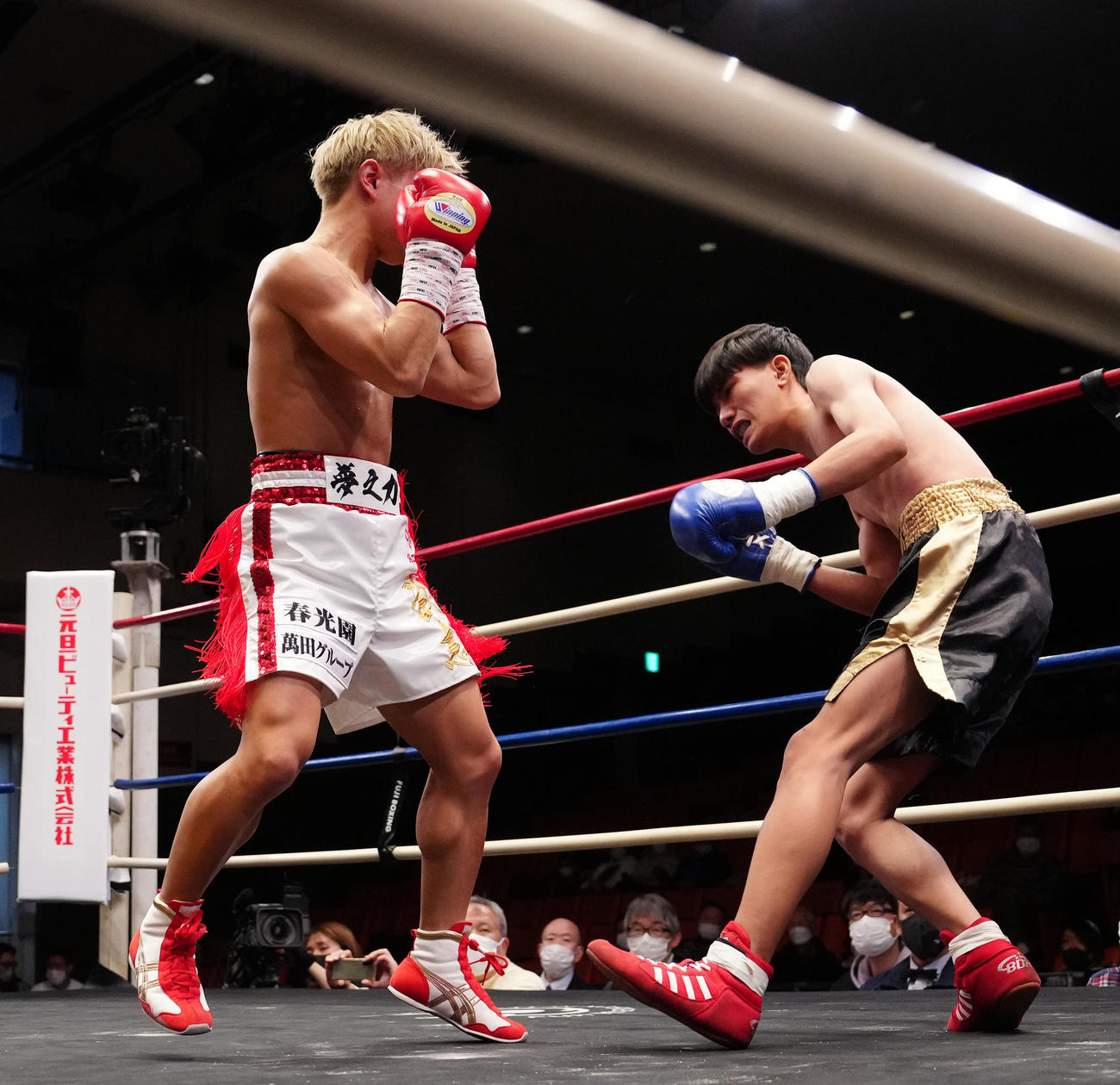 1回、リエンピス（右）にパンチを放ち、TKO勝ちした石井（撮影・江口和貴）