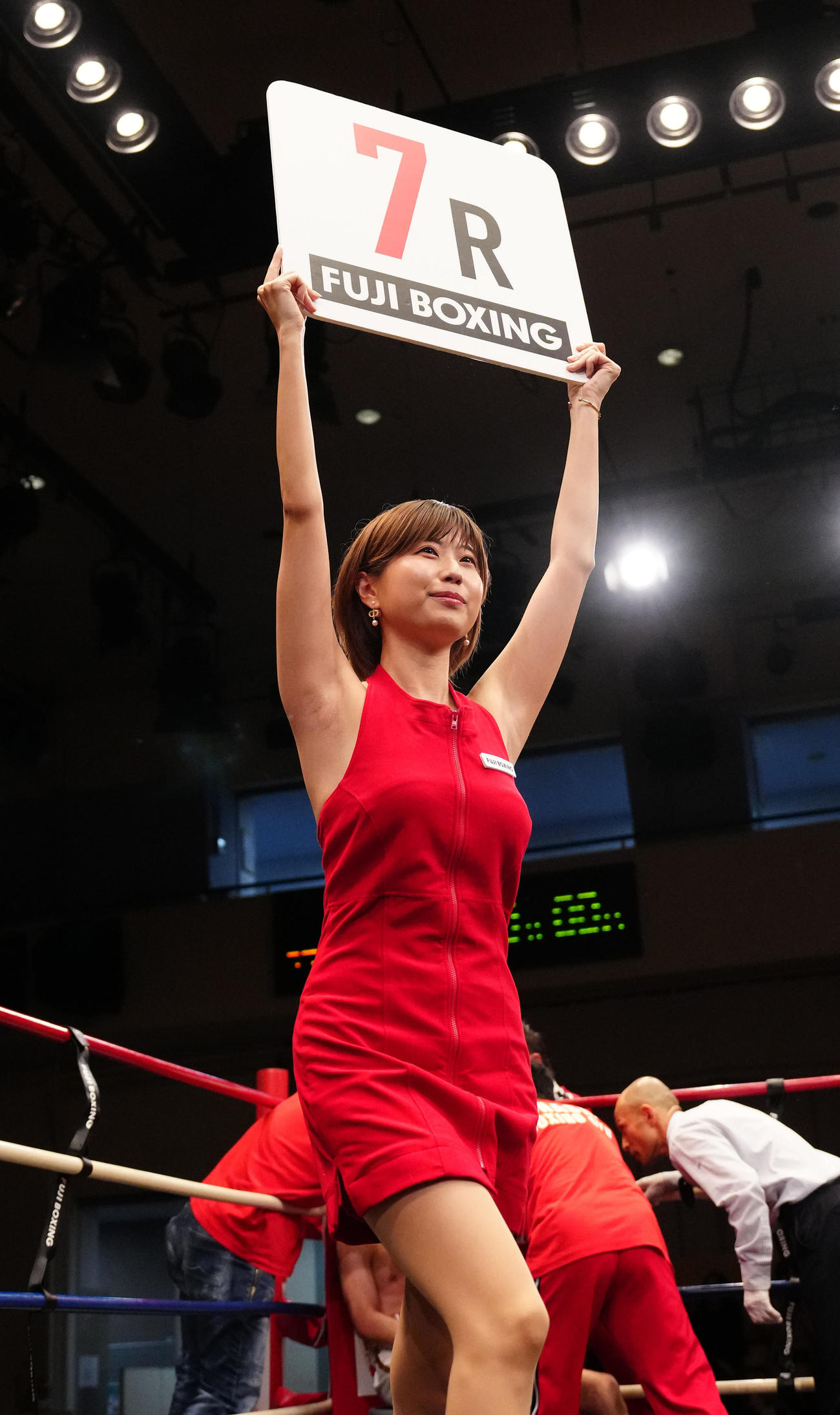 日本ユーススーパーフライ級王座決定戦のラウンドガールを務める天野麻菜（撮影・江口和貴）