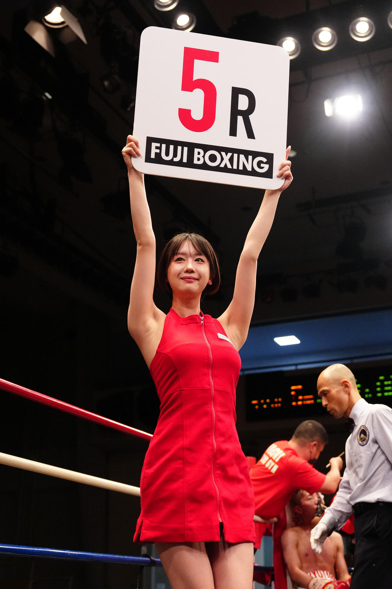 日本ユーススーパーフライ級王座決定戦のラウンドガールを務める新唯（撮影・江口和貴）