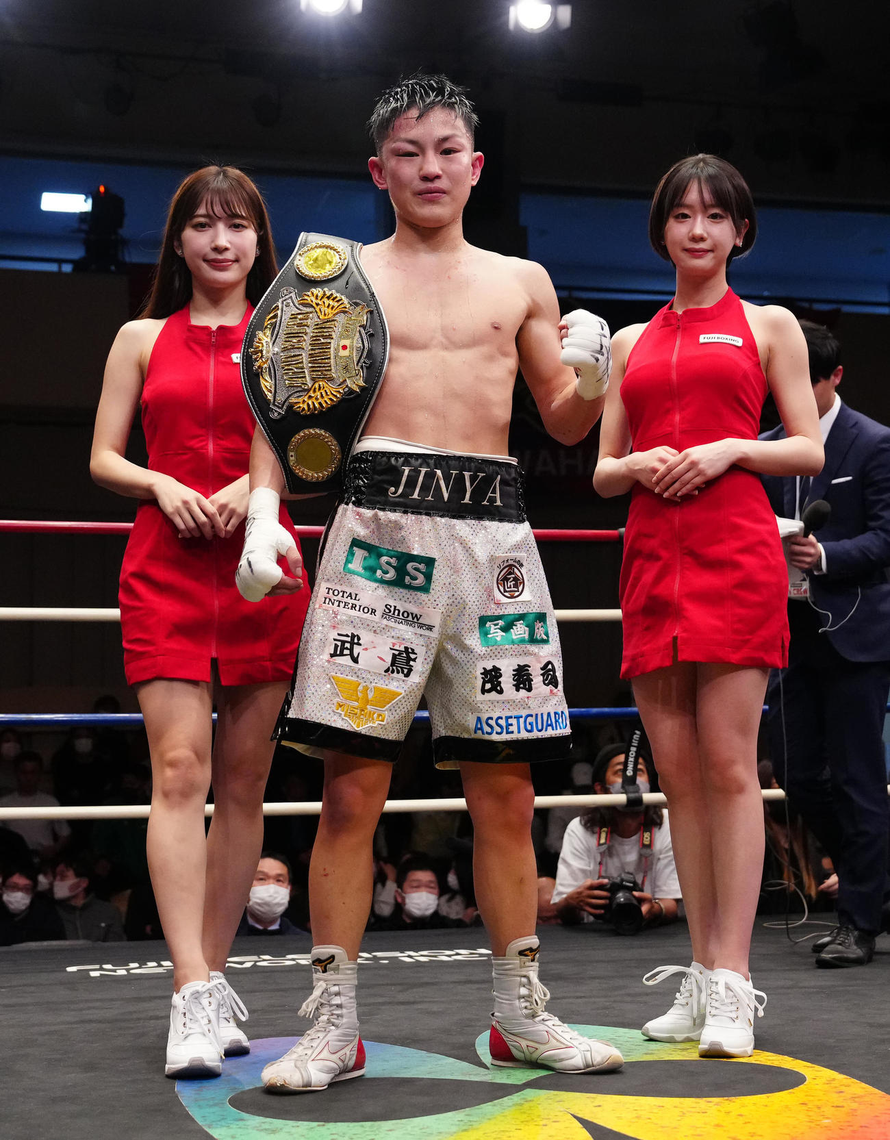 日本ユーススーパーフライ級王座決定戦　中垣龍汰朗対山口仁也　8回判定勝ちで王者となった山口。左はラウンドガールの雪平莉左、右は同新唯（撮影・江口和貴）