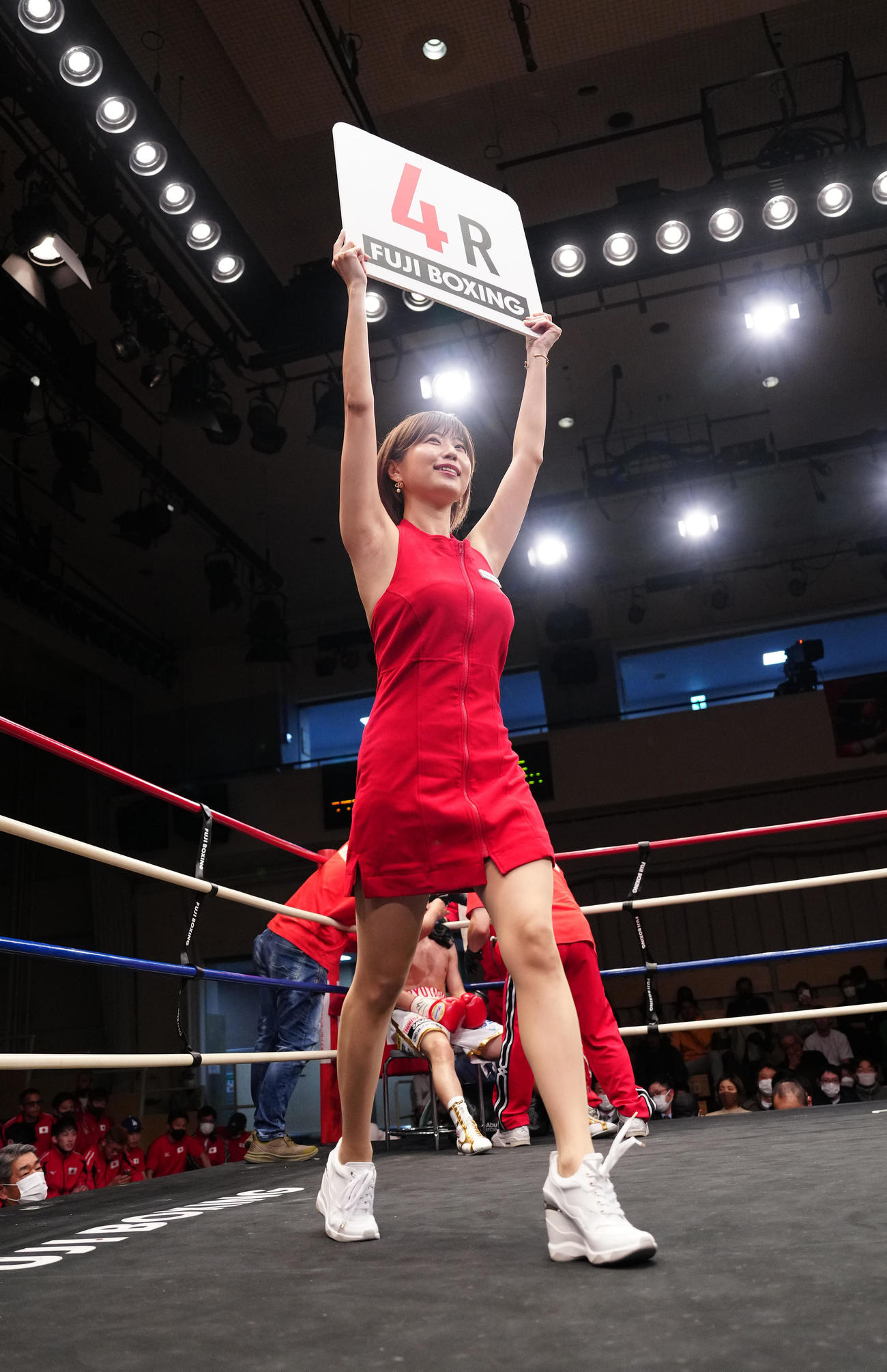 ラウンドガールを務める天野麻菜（撮影・江口和貴）