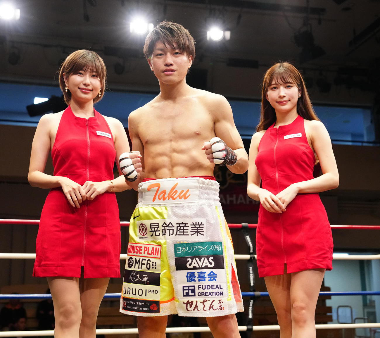 リバスに1回TKO勝ちした桑原。左は天野麻菜、右は雪平莉左（撮影・江口和貴）