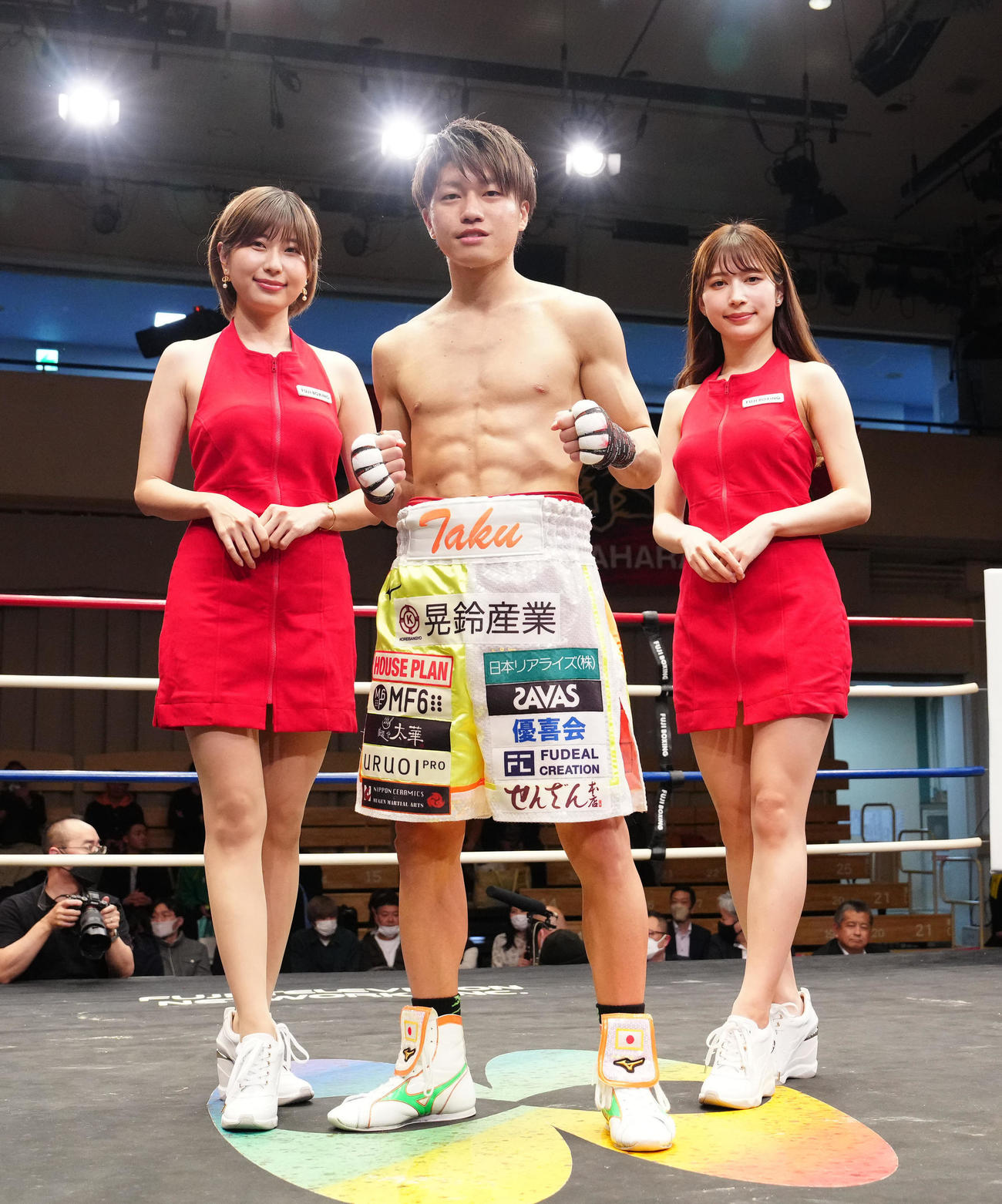リバスに1回TKO勝ちした桑原。左は天野麻菜、右は雪平莉左（撮影・江口和貴）