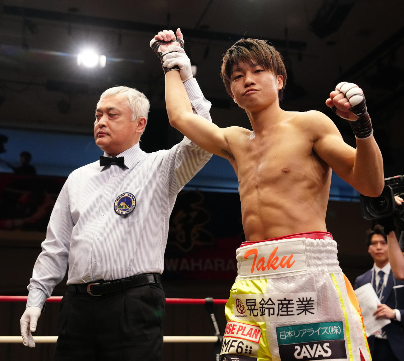 1回、リバスにTKO勝ちした桑原拓（右）（撮影・江口和貴）
