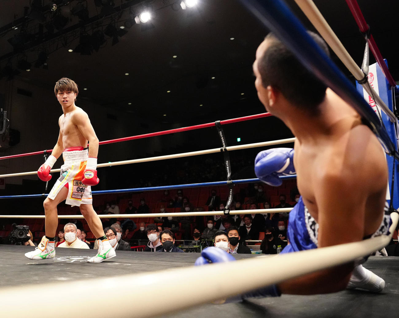 1回、リバス（右）からダウンを奪う桑原（撮影・江口和貴）