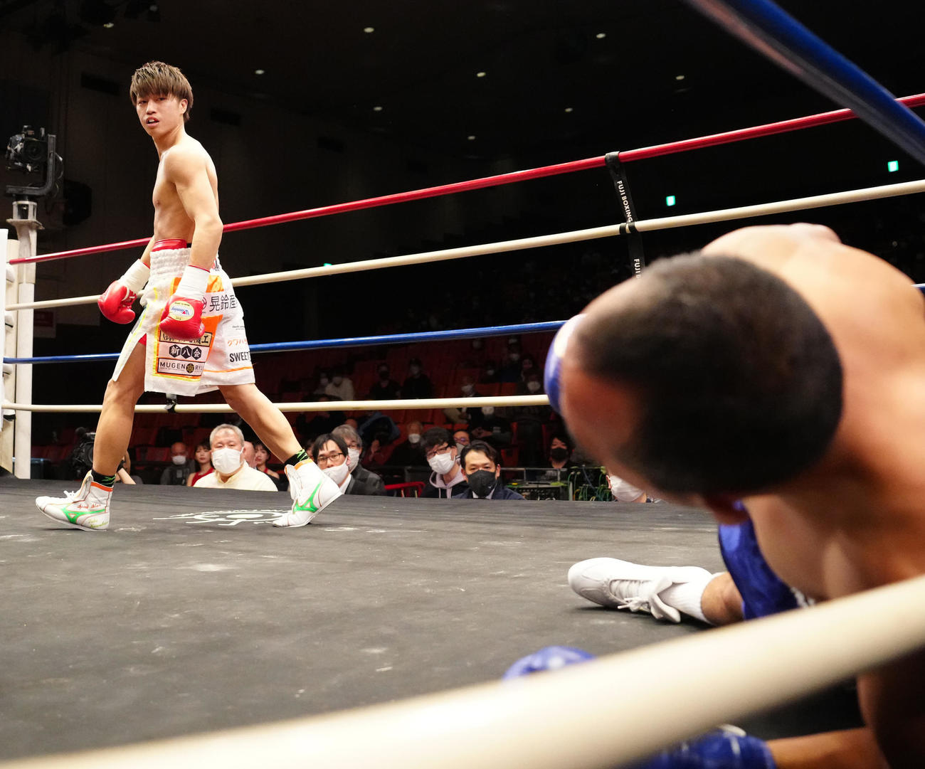 1回、リバス（右）からダウンを奪う桑原（撮影・江口和貴）