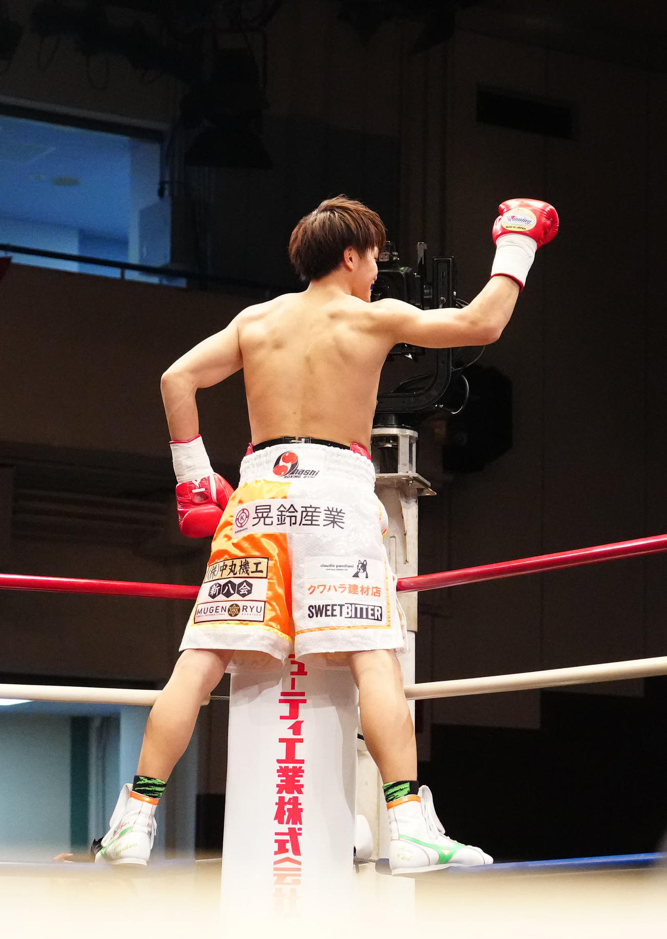 リバスに1回TKO勝ちし、ガッツポーズを見せる桑原（撮影・江口和貴）