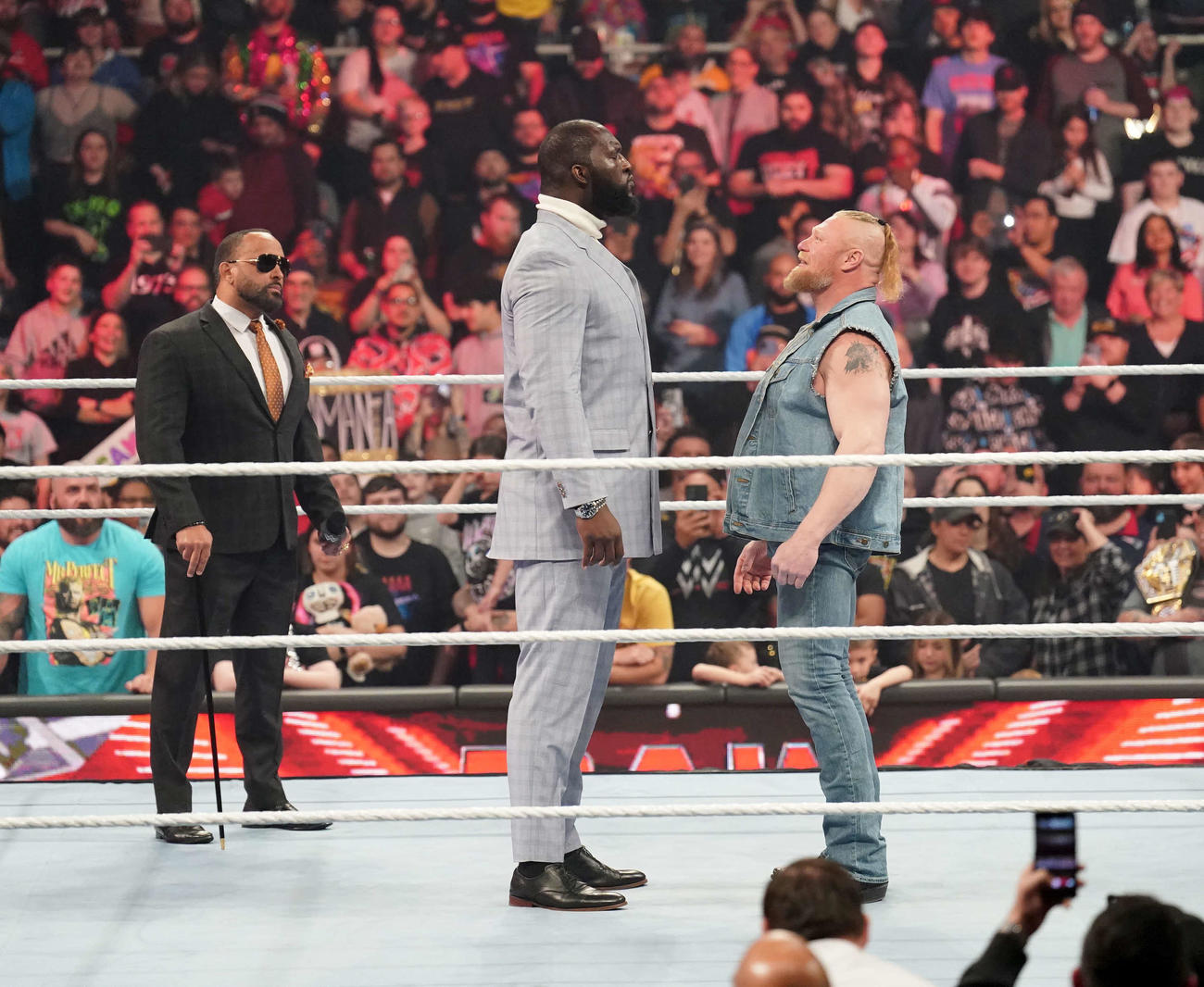 「巨人」オモス（中央）を見上げる「野獣」ブロック・レスナー（右端）。左端はMVP（C）2023 WWE, Inc. All Rights Reserved.