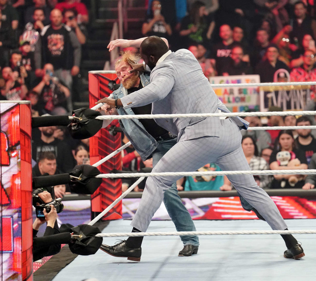 「巨人」オモス（右）にクローズラインで場外へと排除された「野獣」ブロック・レスナー（C）2023 WWE, Inc. All Rights Reserved.