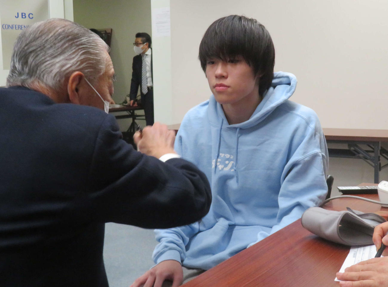 プロデビュー戦を控えた前日計量後、コミッションドクターにチェックを受ける菊池音央