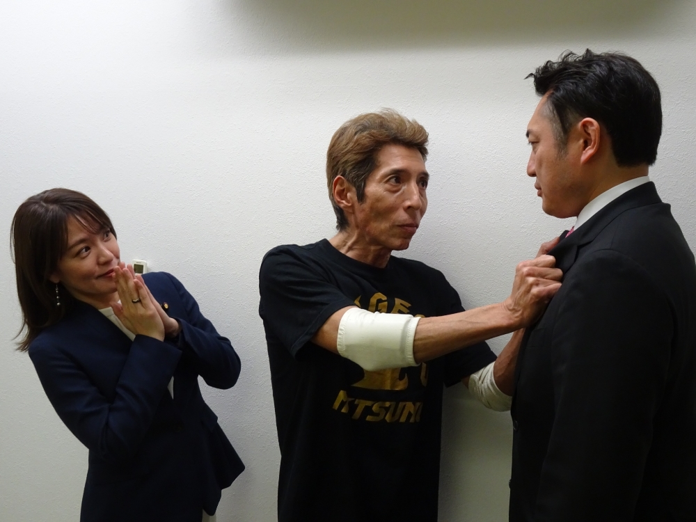 3・21の後楽園で、第4代O－40王座決定戦に臨む川松真一朗都議（右）を激励に訪れた今井絵理子参院議員（左）のところに乱入するゴージャス松野（DDT提供）
