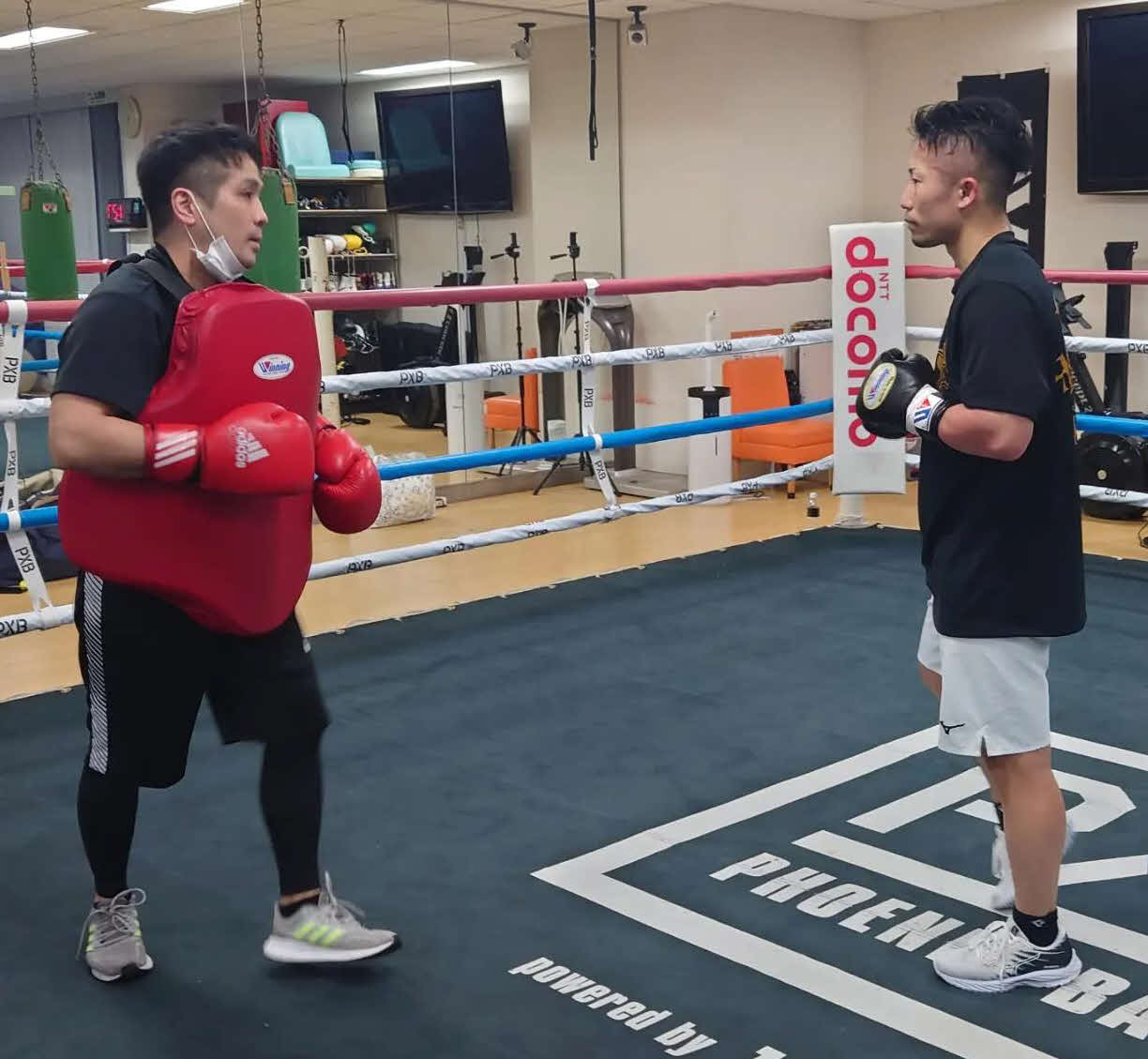 ロンドン五輪ボクシング男子フライ級代表の須佐勝明氏（左）を特別コーチとして招いた元WBC世界バンタム級暫定王者井上拓真（大橋ジム提供）