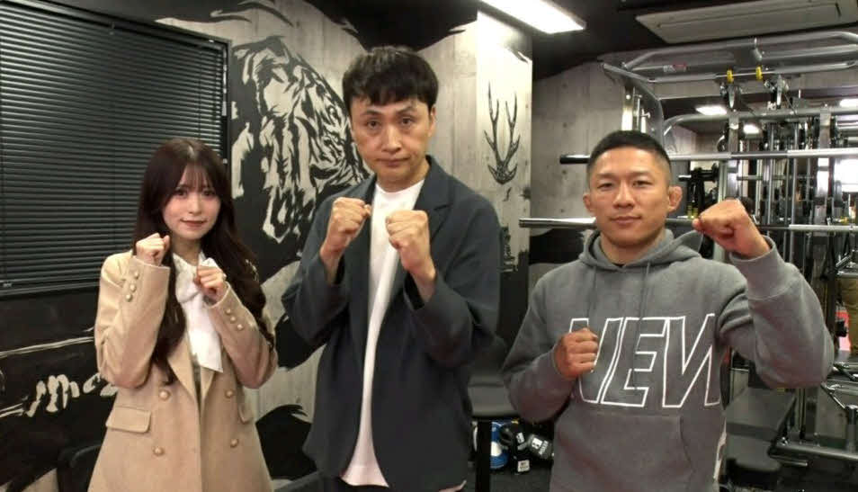 テレビ埼玉の番組「バズったその後追ってみた。」にMCのアンジャッシュ児嶋一哉（中央）、元HKT冨吉明日香（左端）と出演した堀口恭司