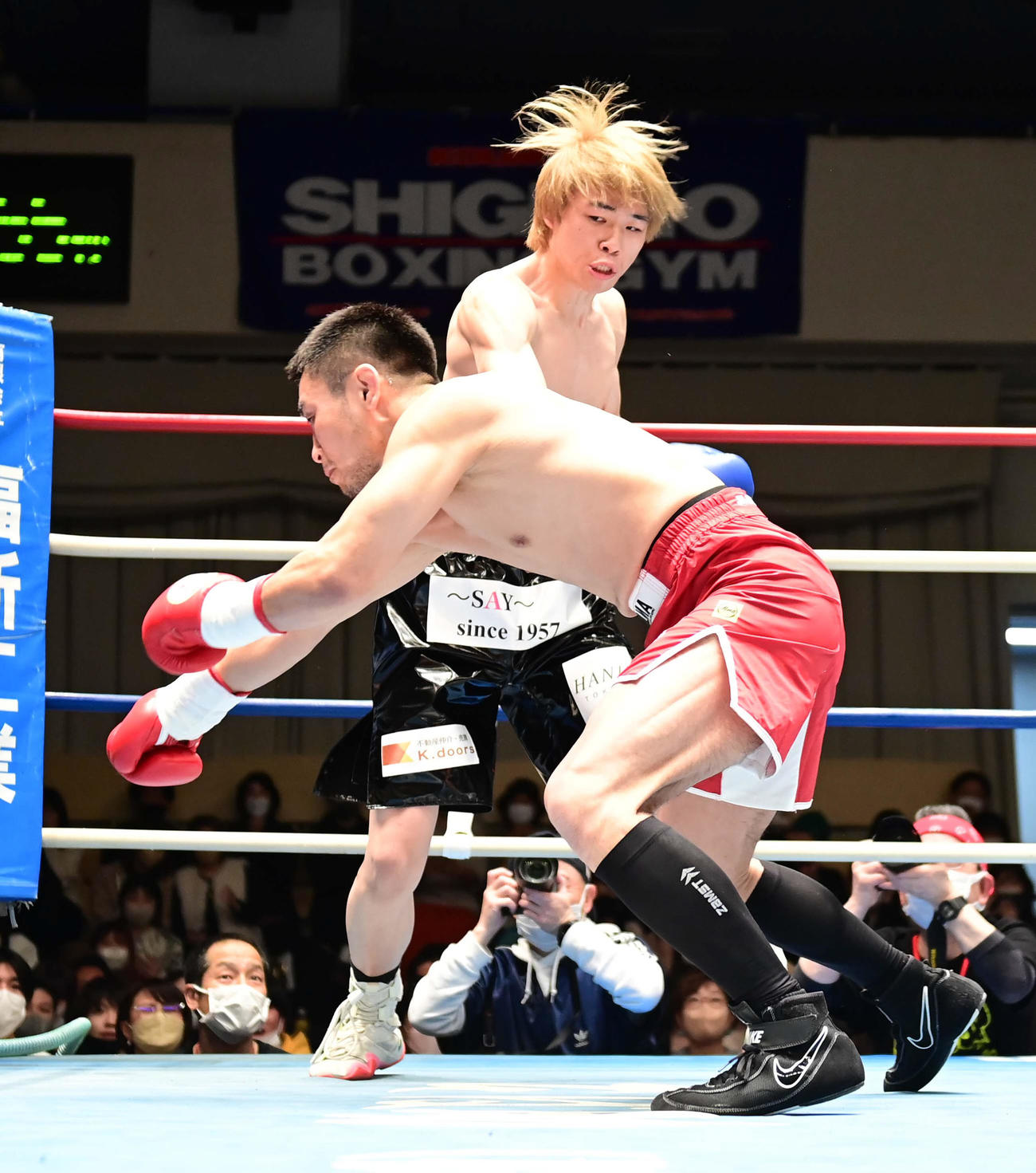 1回、新村（手前）からダウンを奪う菊池（撮影・小沢裕）