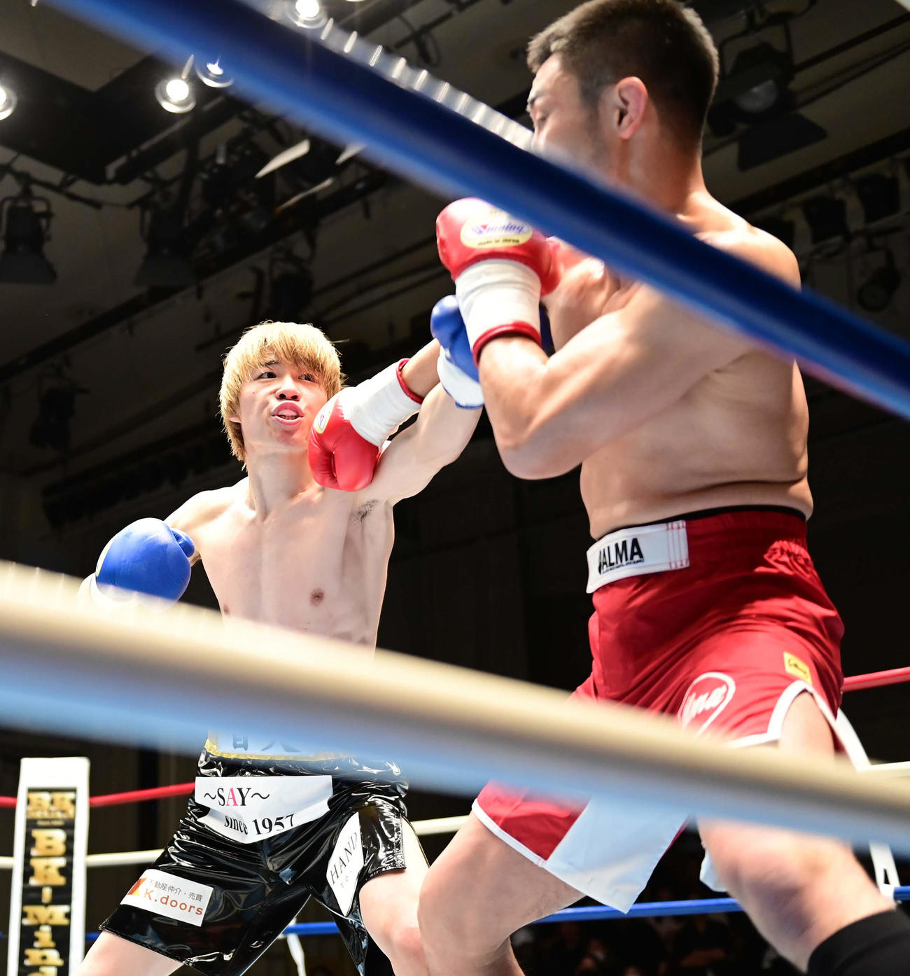 1回、新村（右）にパンチを放つ菊池（撮影・小沢裕）