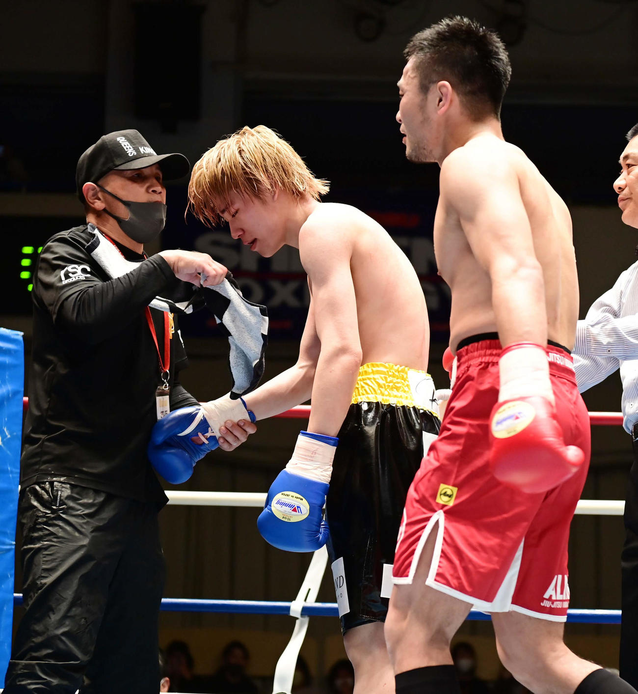 新村（右）に1ー2の判定で敗れた菊池（撮影・小沢裕）