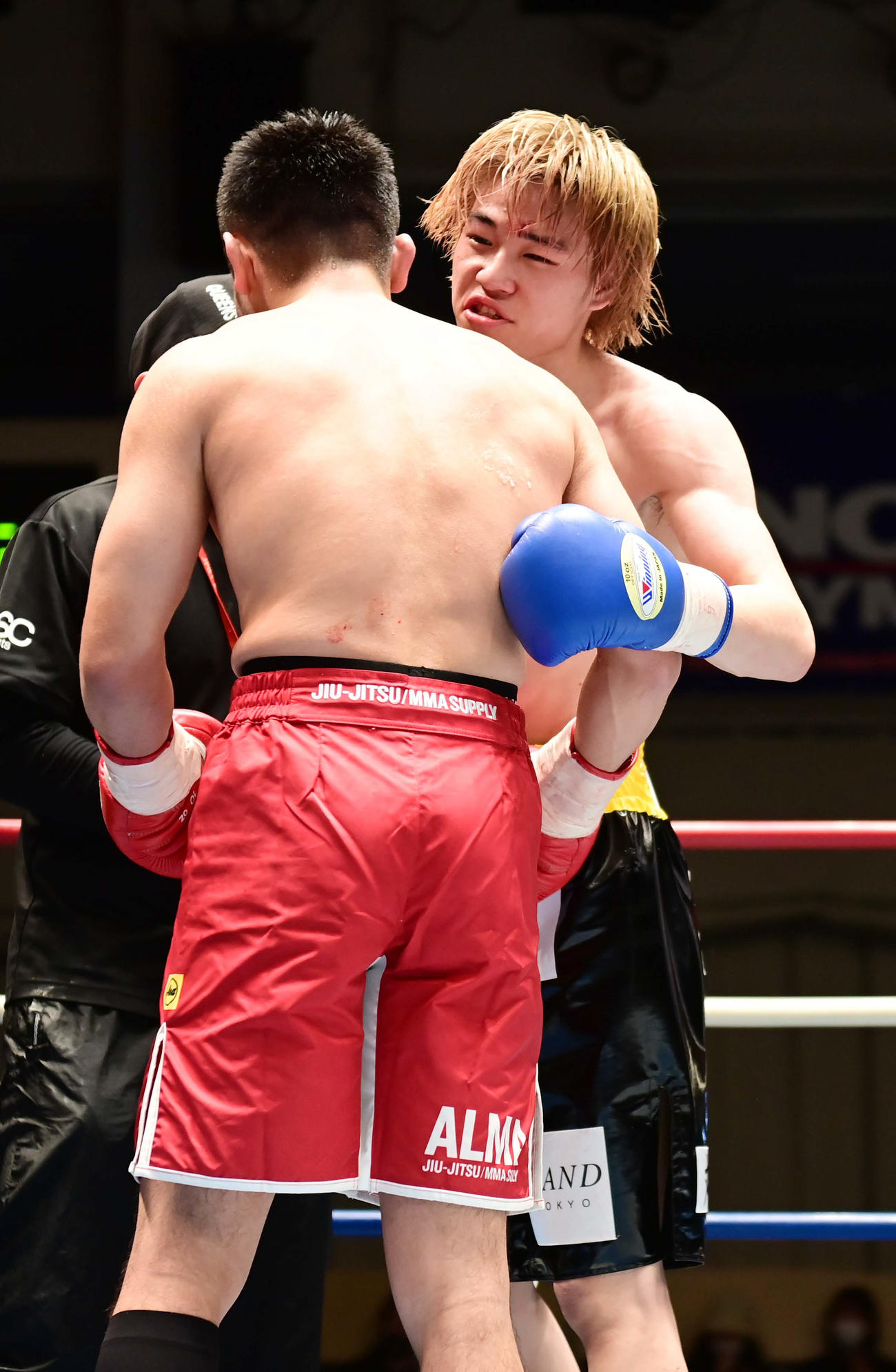 新村（手前）に判定で敗れた菊池は互いに健闘をたたえ合う（撮影・小沢裕）