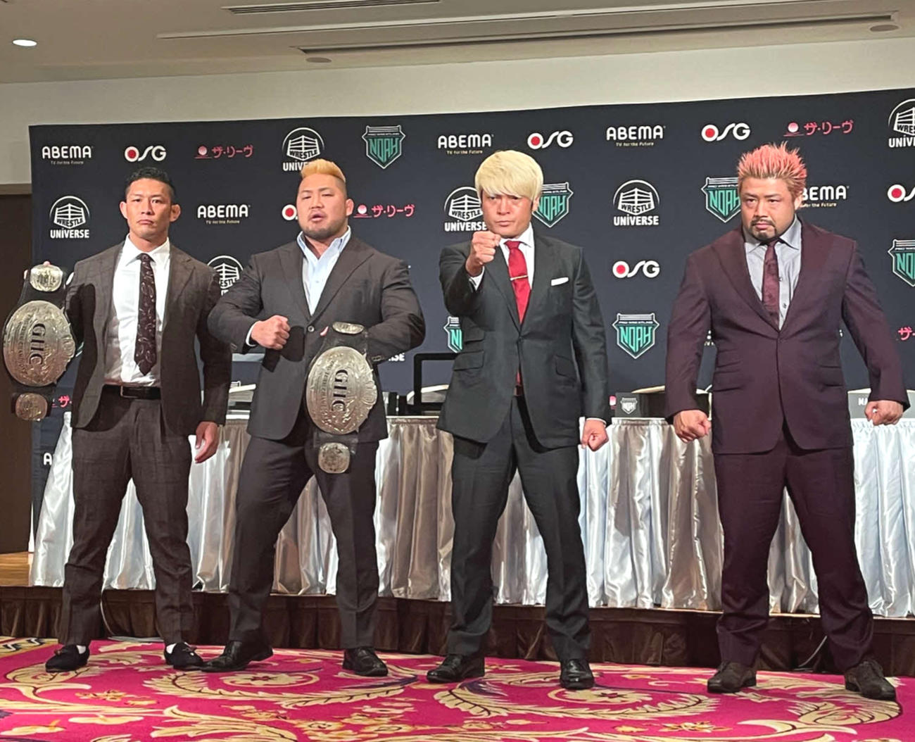 3・19の横浜武道館大会の調印式に出席したGHCジュニアヘビー級タッグ王者の、左から稲葉大樹＆マサ北宮、挑戦者の拳王＆征矢学