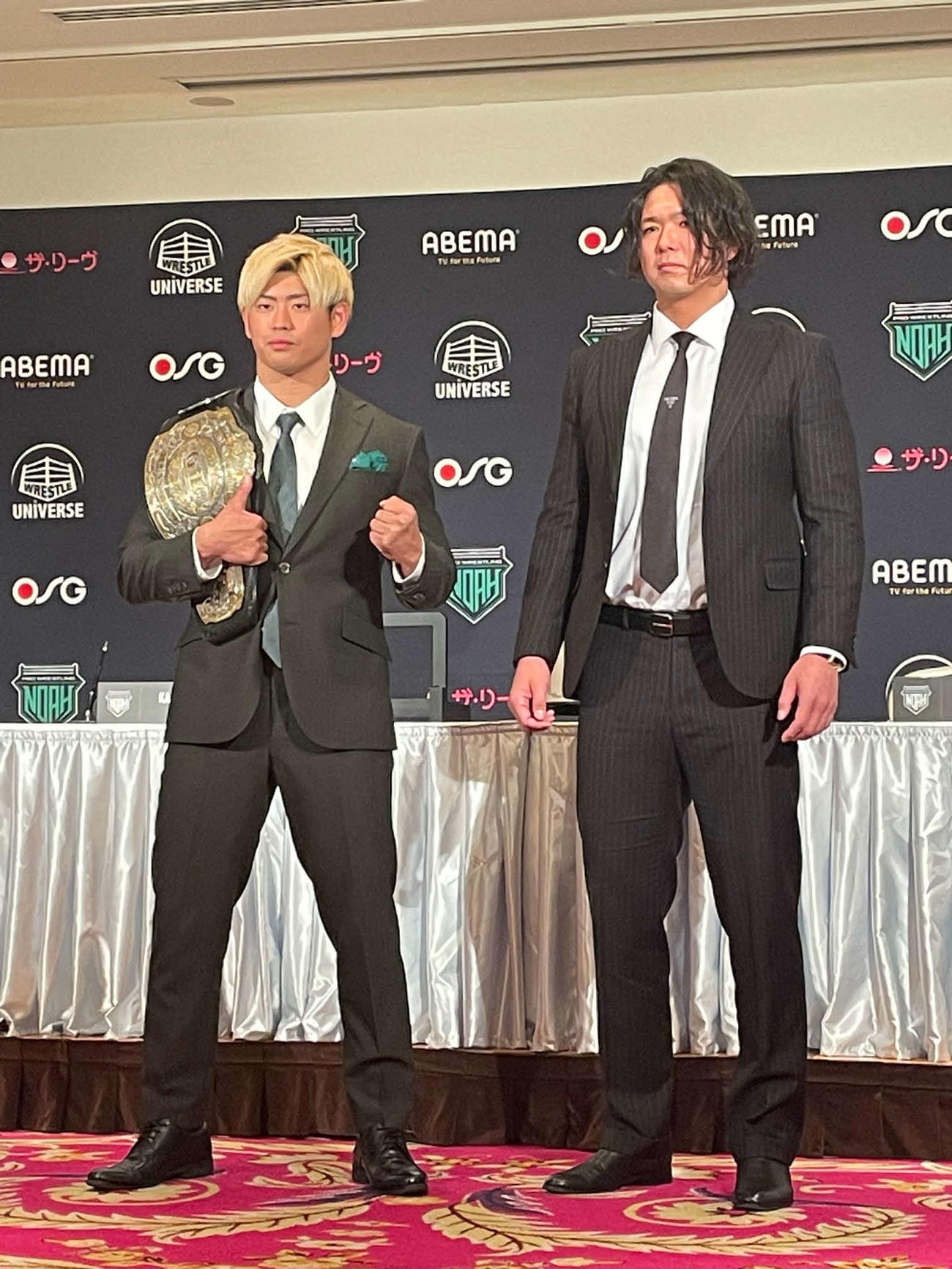 調印式に出席したGHCヘビー級王者の清宮海斗（左）と挑戦者のジェイク・リー