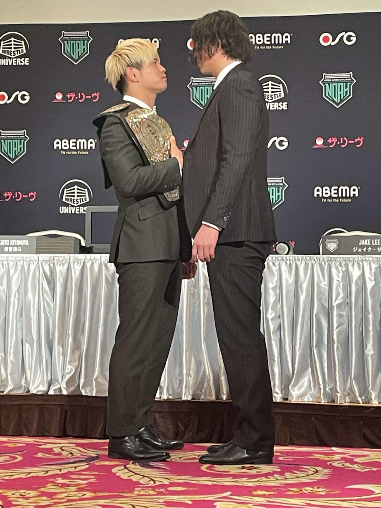 3・19の横浜武道館大会の調印式に出席したGHCヘビー級王者の清宮海斗（左）と挑戦者のジェイク・リー