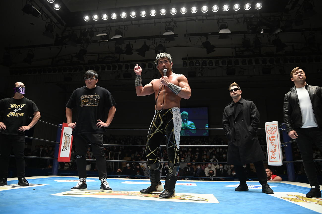 Just 4 Guys改め、Just 5 Guys入りしたSANADA（中央）（新日本プロレス提供）