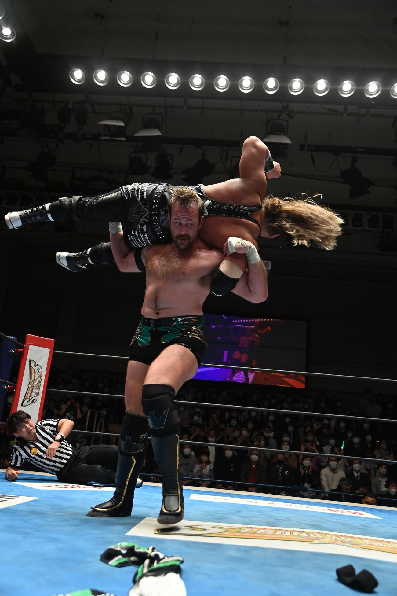 EVILを持ち上げるマーク・デイビス（新日本プロレス提供）