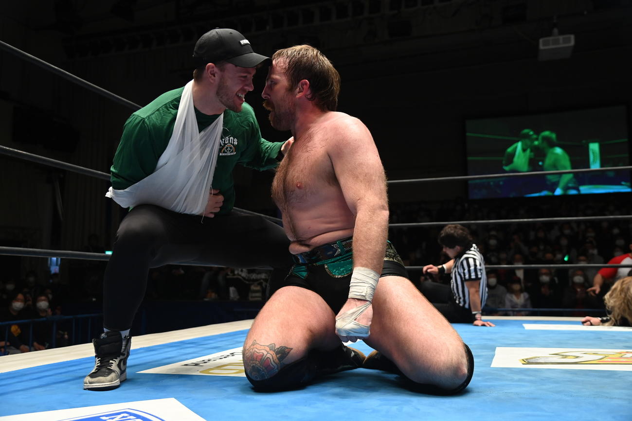 故障で欠場したウィル・オスプレイ（左）は、代打で出場し、勝利したマーク・デイビスをたたえる（新日本プロレス提供）