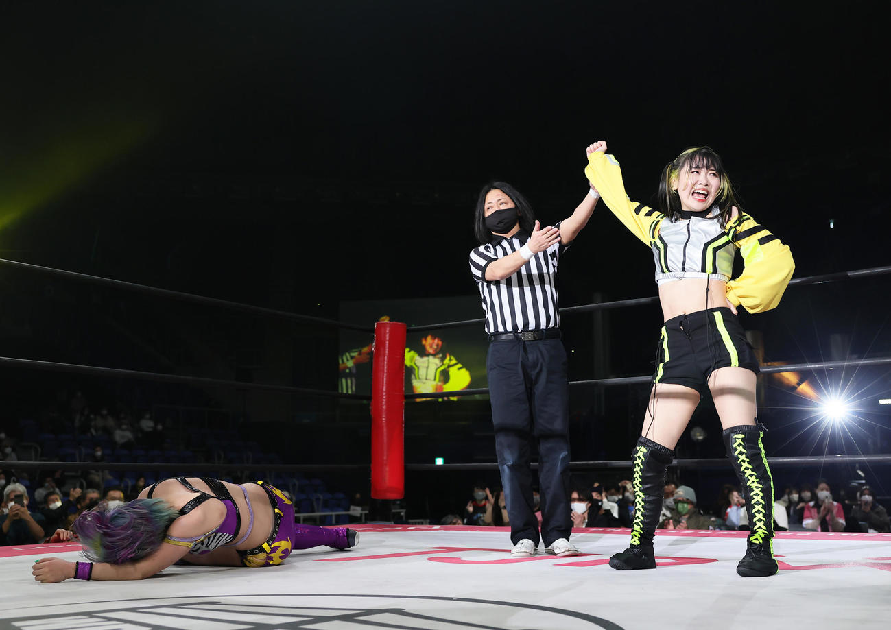 鈴芽（右）は遠藤を破り勝ち名乗りを受ける（撮影・足立雅史）