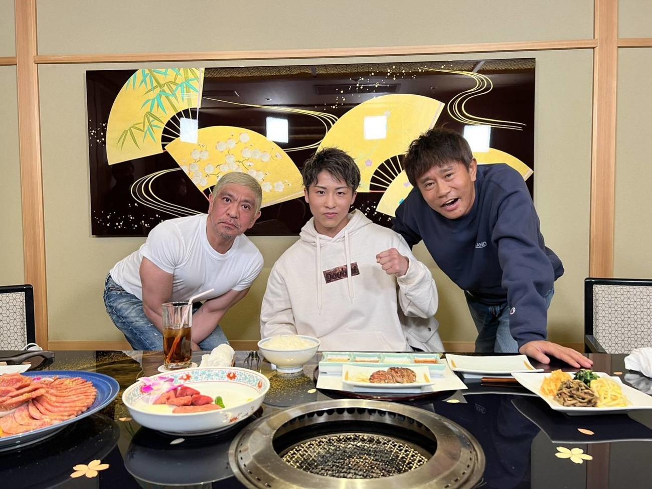19日放送のフジテレビ系ジャンクSPORTSでダウンタウンを焼き肉会が実現した井上尚弥（中央）（大橋ジム提供）