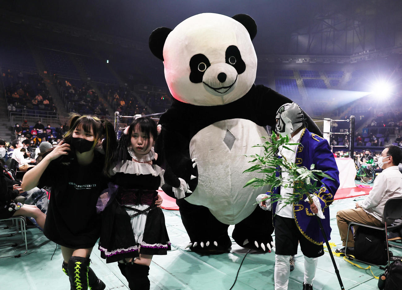 敗れがっくりと引き揚げるアンドレザ・ジャイアントパンダ、猫はるな（左から2人目）組（撮影・足立雅史）