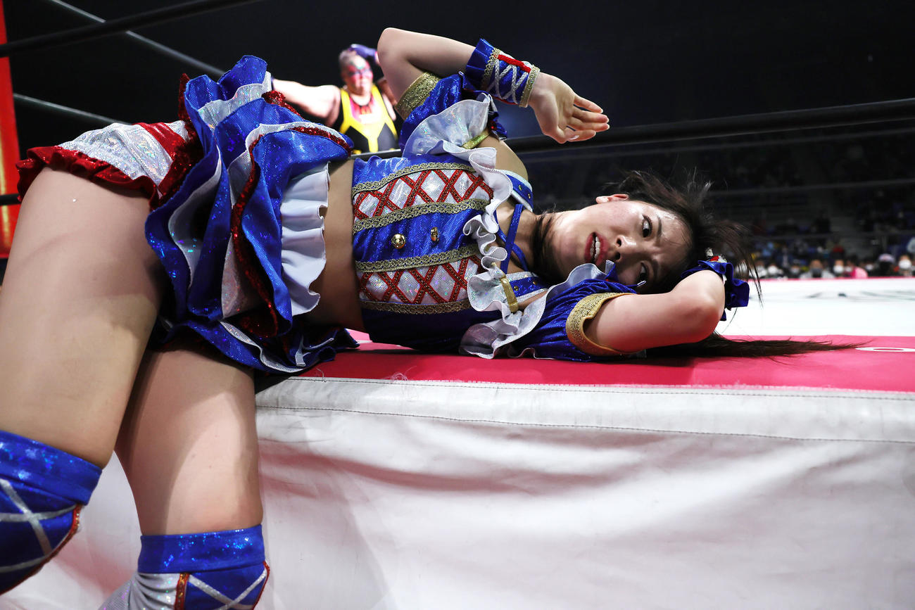 アジャ（後方）に敗れリングに倒れ込むSKE48荒井（撮影・足立雅史）