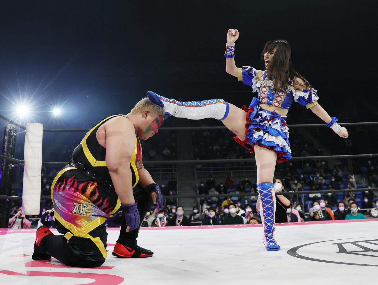 アジャ（左）に「Finally」を見舞う荒井（撮影・足立雅史）