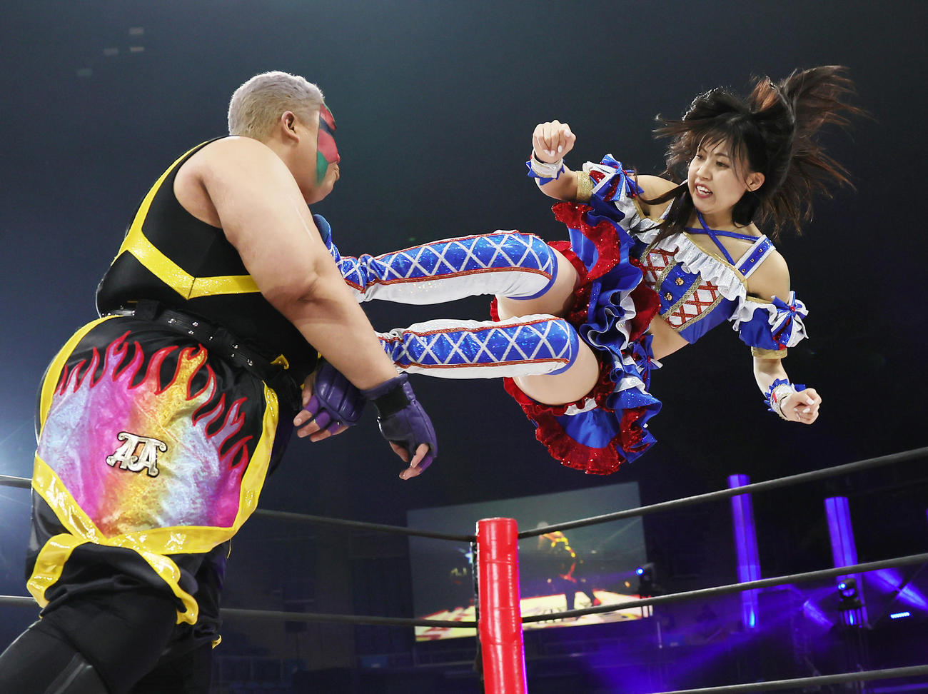 アジャ（左）にドロップキックを見舞う荒井（撮影・足立雅史）