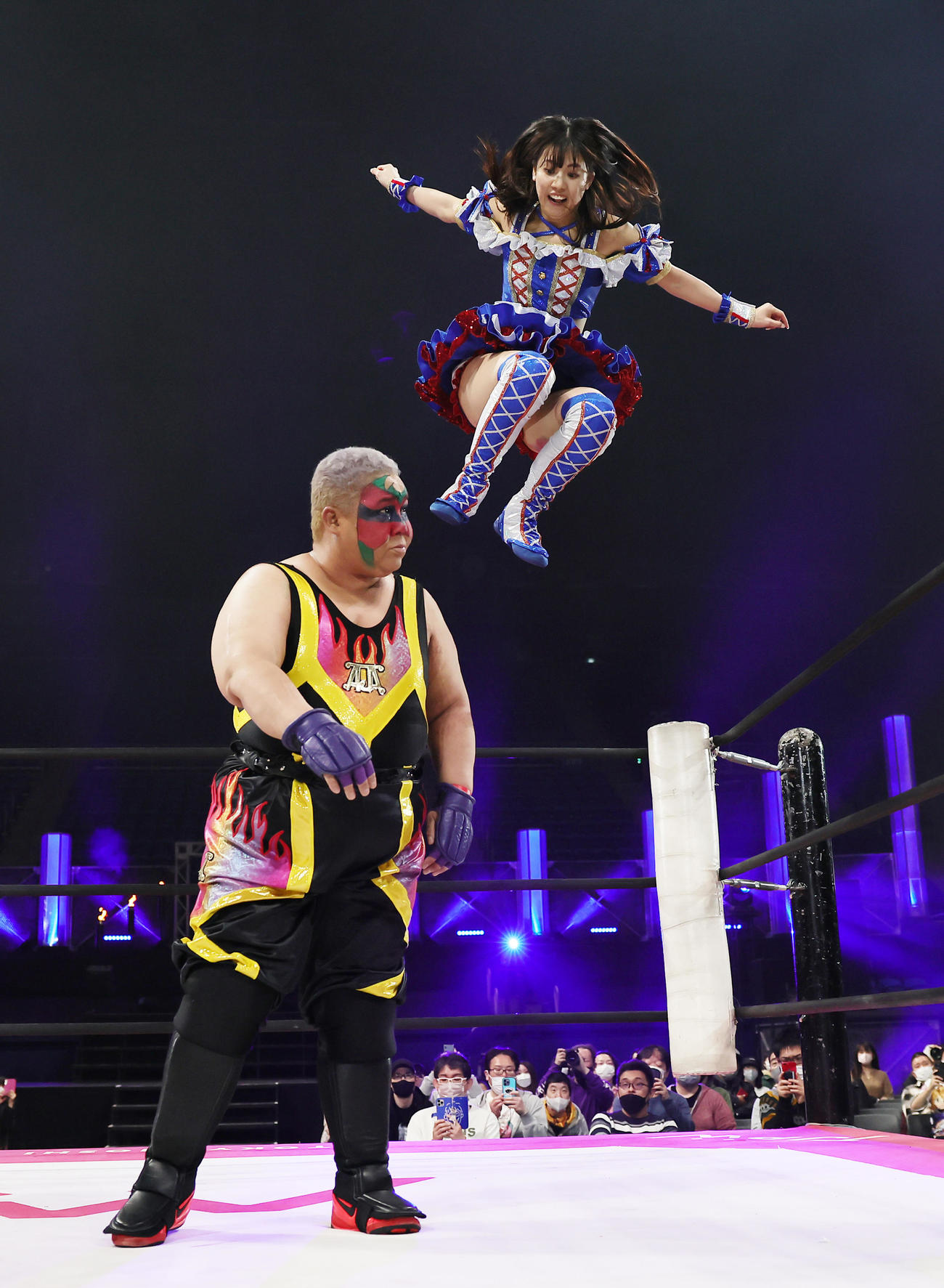 アジャ（左）に高さのあるキックを見舞う荒井（撮影・足立雅史）