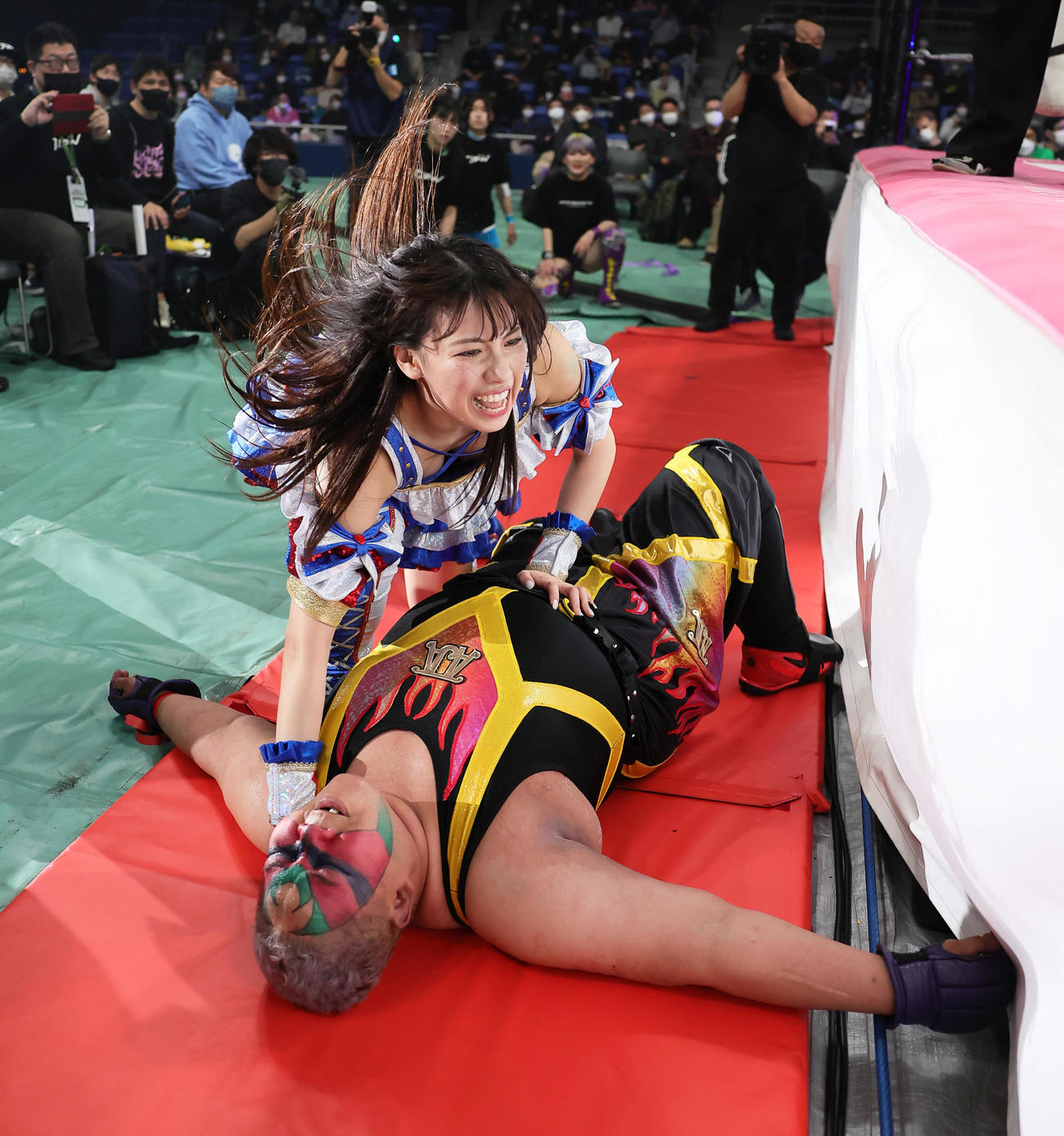 場外でアジャ（手前）を攻める荒井（撮影・足立雅史）