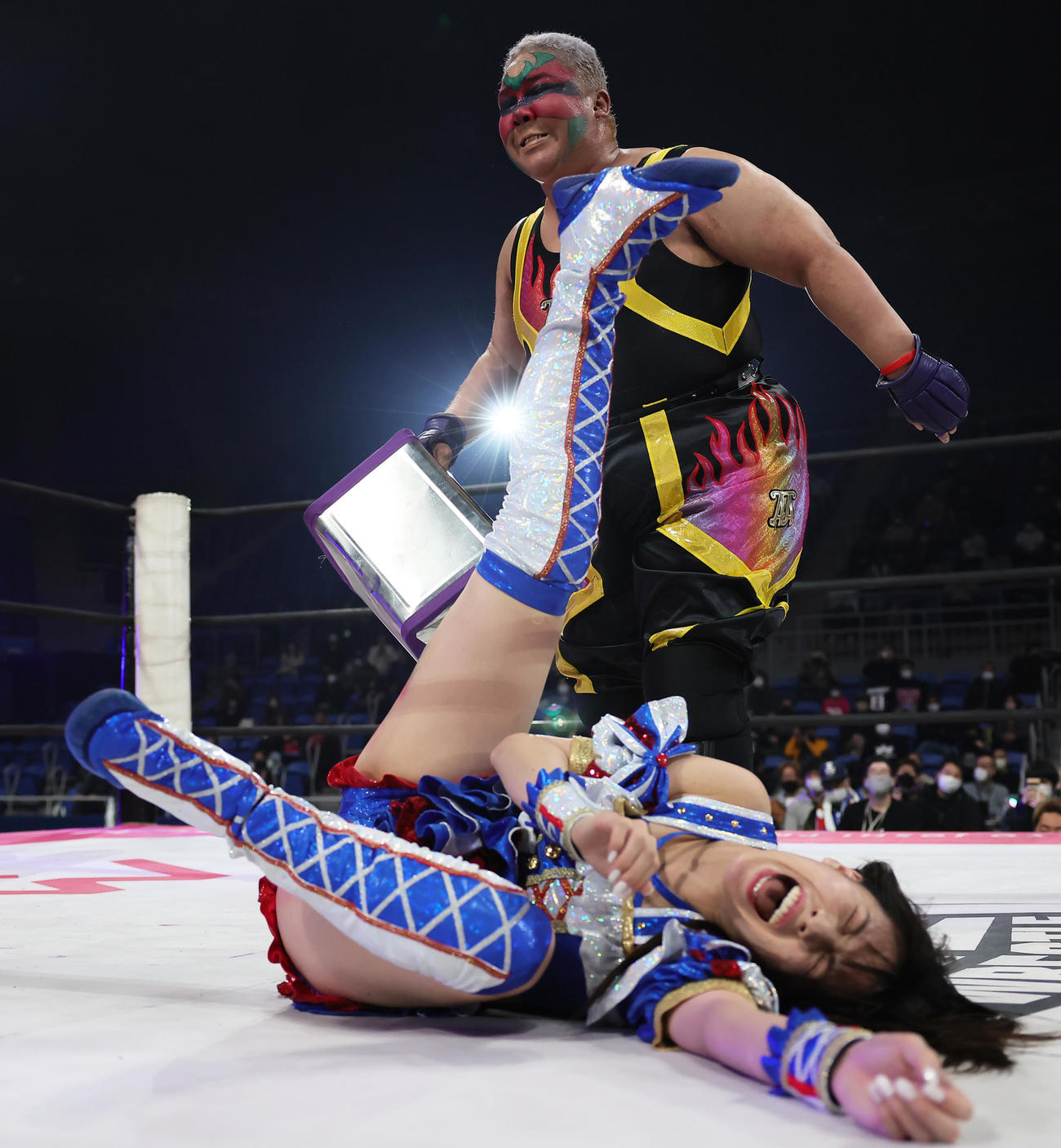 アジャ（後方）は一斗缶で荒井を攻める（撮影・足立雅史）