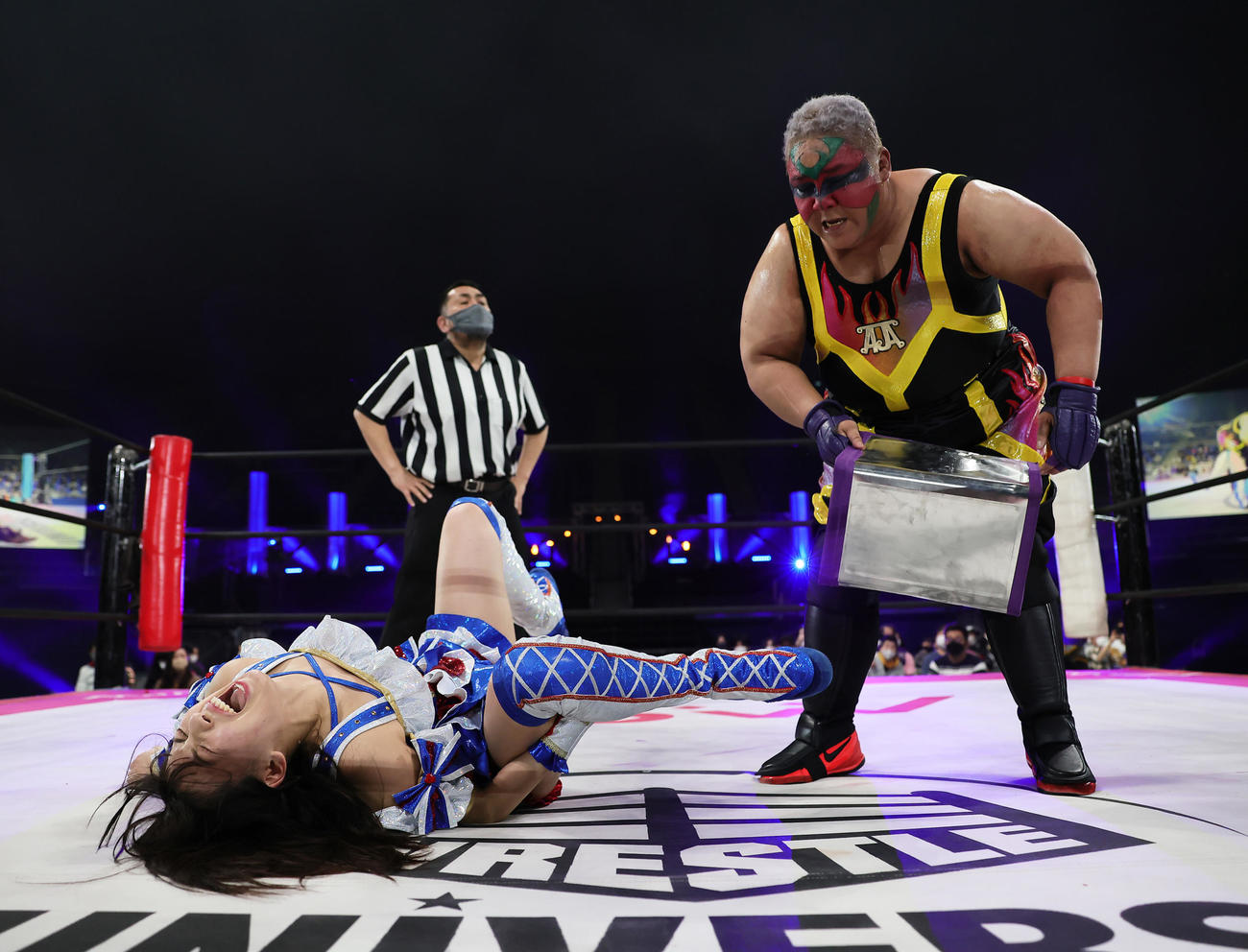 アジャ（右）は一斗缶で荒井を攻める（撮影・足立雅史）