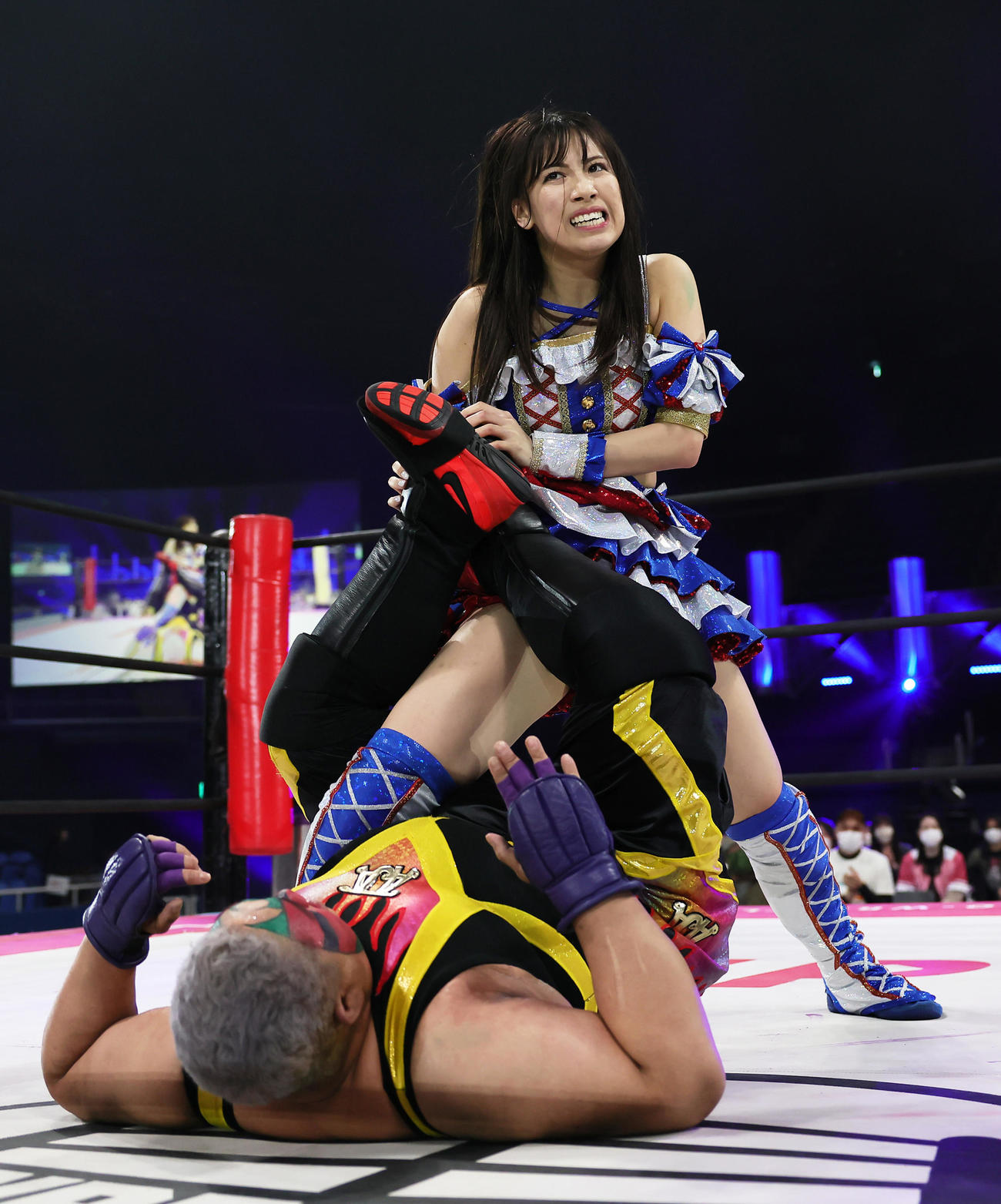 アジャ（手前）を攻める荒井（撮影・足立雅史）