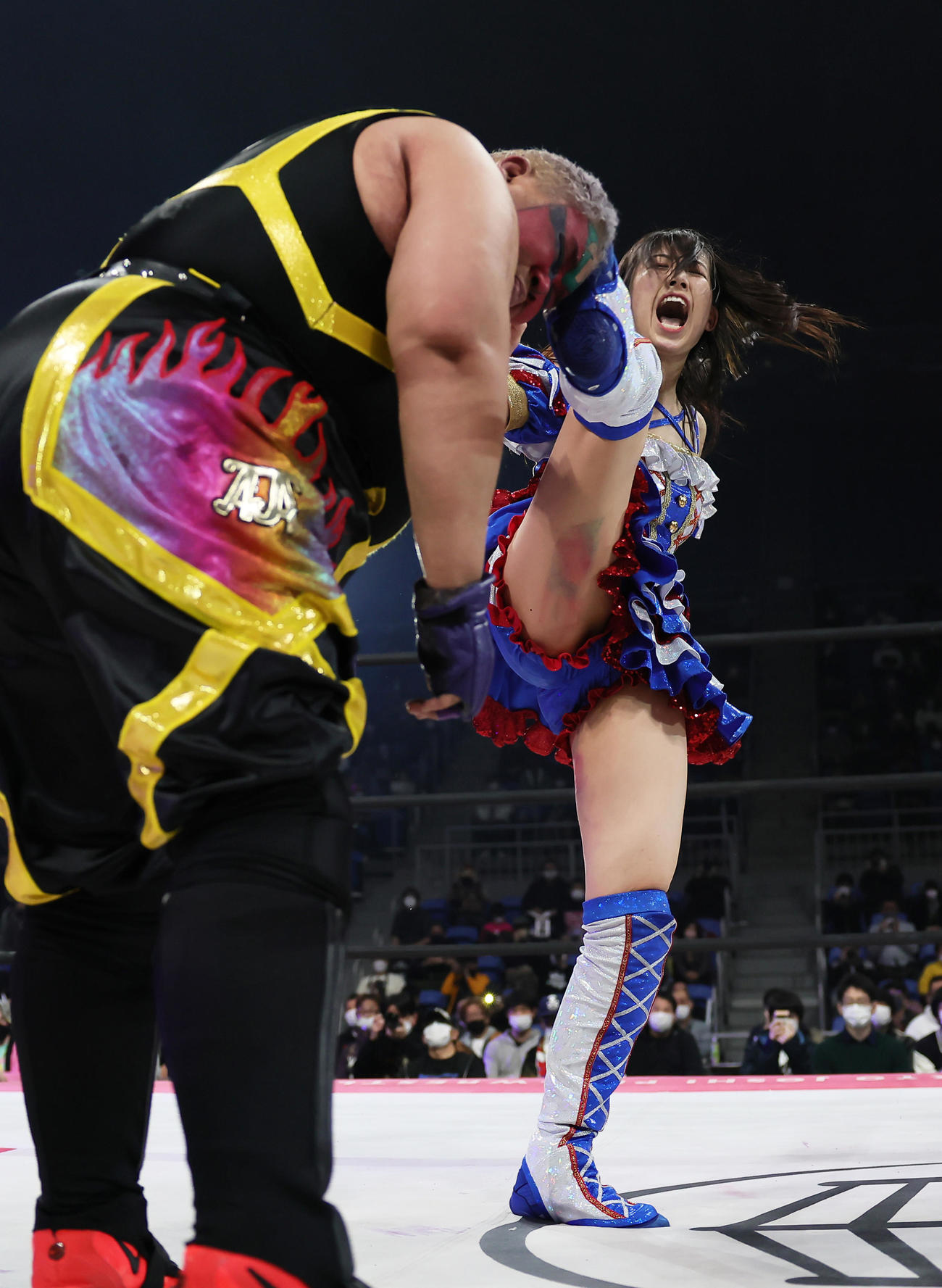 アジャ（左）を攻める荒井（撮影・足立雅史）