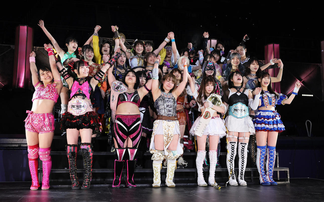 大会を終え、集合写真に笑顔を見せる出場選手（撮影・足立雅史）