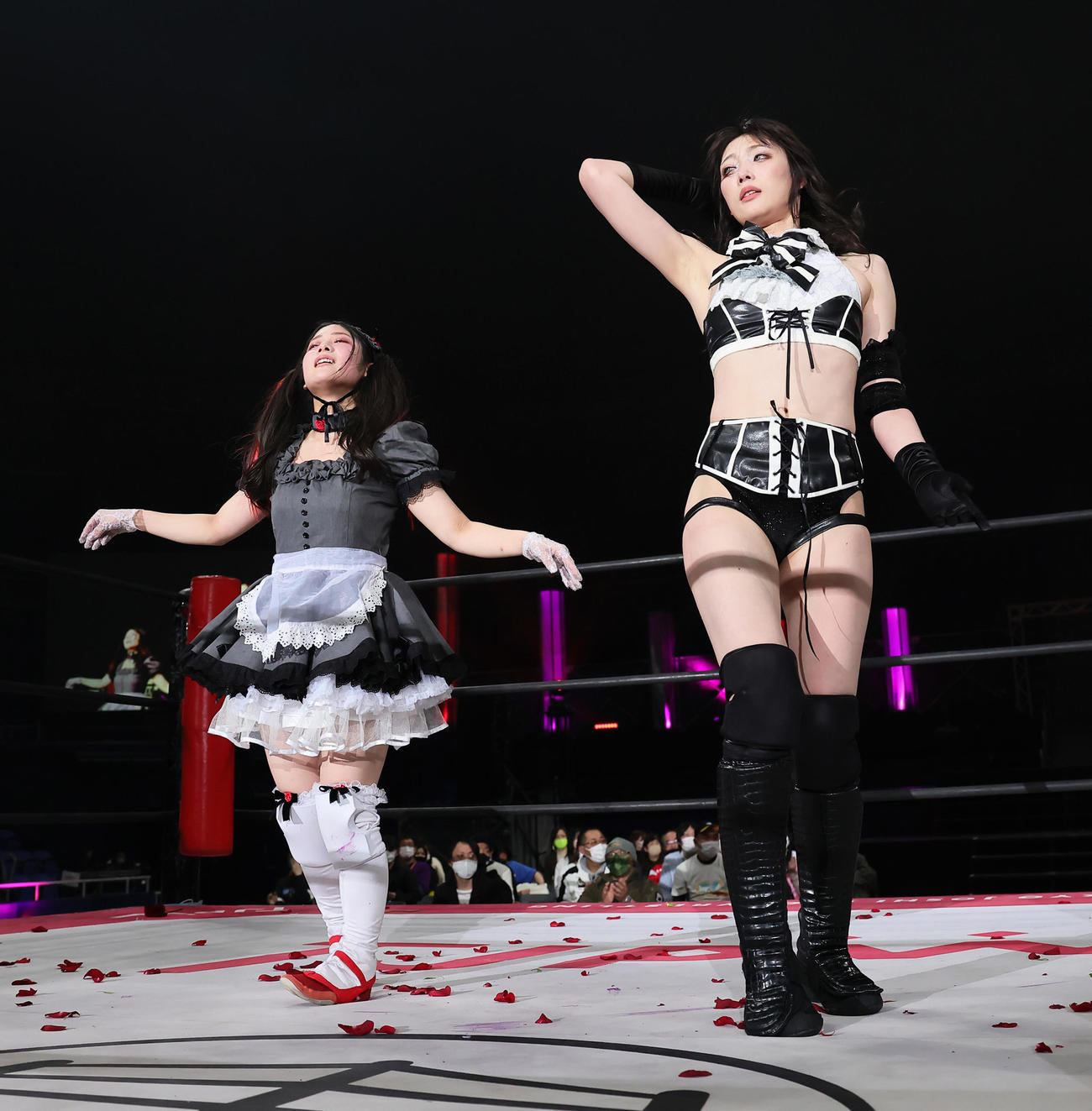勝利しポーズを決める沙希様（右）、メイ・サン＝ミッシェル組（撮影・足立雅史）