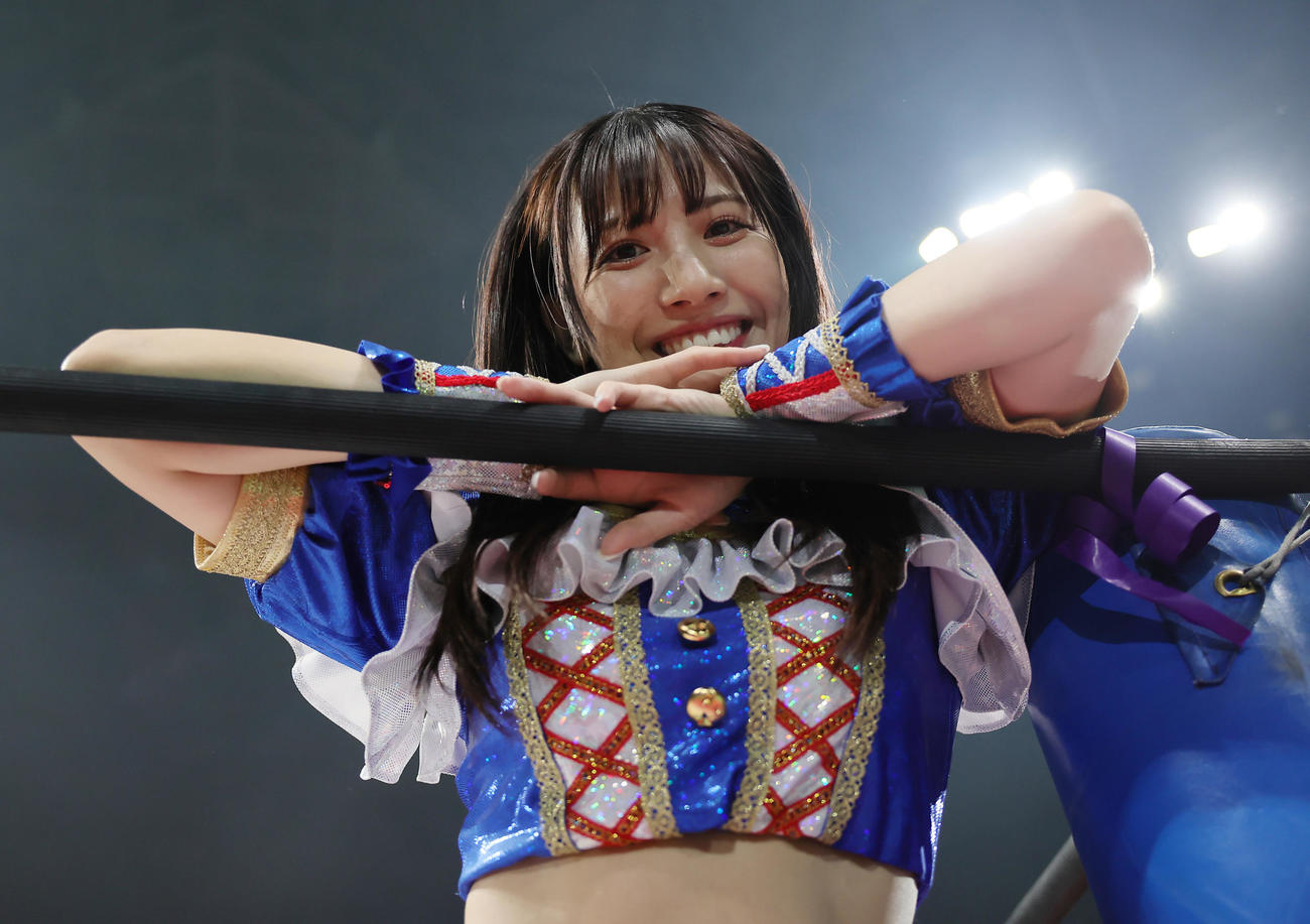 試合前、笑顔を見せるSKE48荒井（撮影・足立雅史）