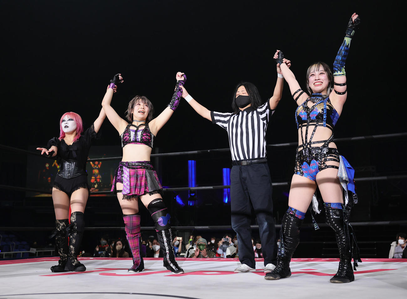 勝利し笑顔を見せる、左からラム会長、角田、乃蒼組（撮影・足立雅史）